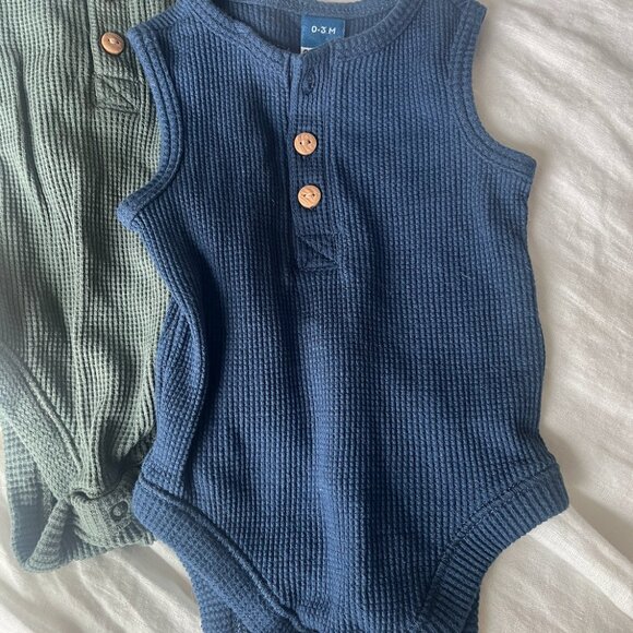 NWOT Old Navy Sleeveless Waffle-Knit Henley Bodysuit 0-3 Month Size - Picture 2 of 4